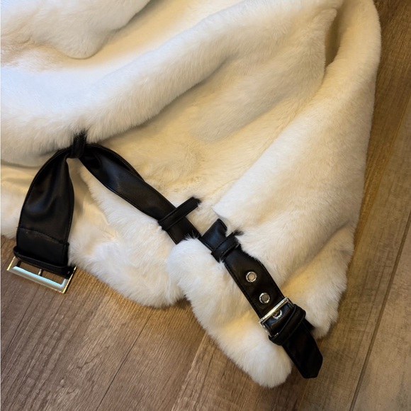 The Akira Label Montego white Faux Fur Biker Jacket Women’s Small NEW - Picture 9 of 16